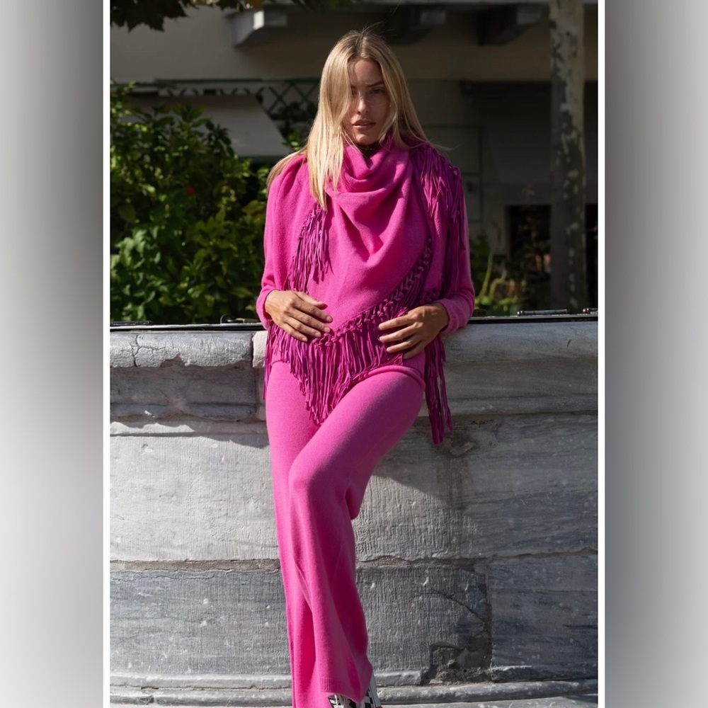 🩷BNWT Vibrant Pink Fringe Shawl🩷